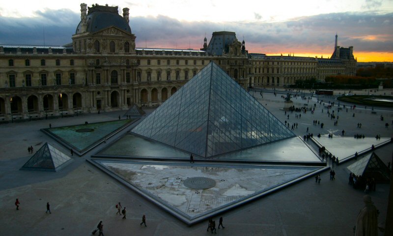 http://www.guidex.com/Louvre%20and%20Pyramid%20-%20evening.jpg